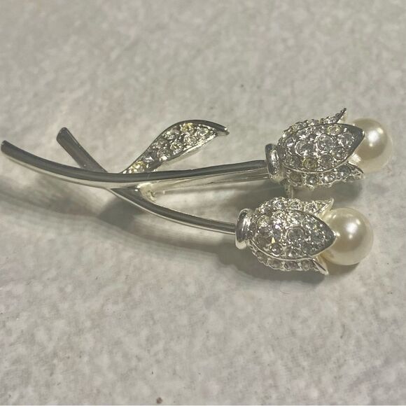 Silver Pearl Tulip Pin - Picture 1 of 3